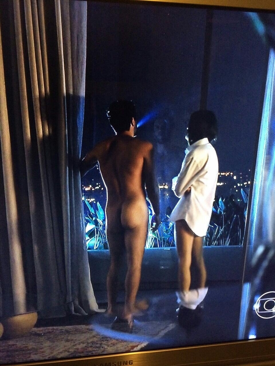 Assim como Paolla Oliveira em "Felizes para Sempre", Rodrigo Lombardi aparece em cena com o bumbum à mostra - Reprodução/TV Globo