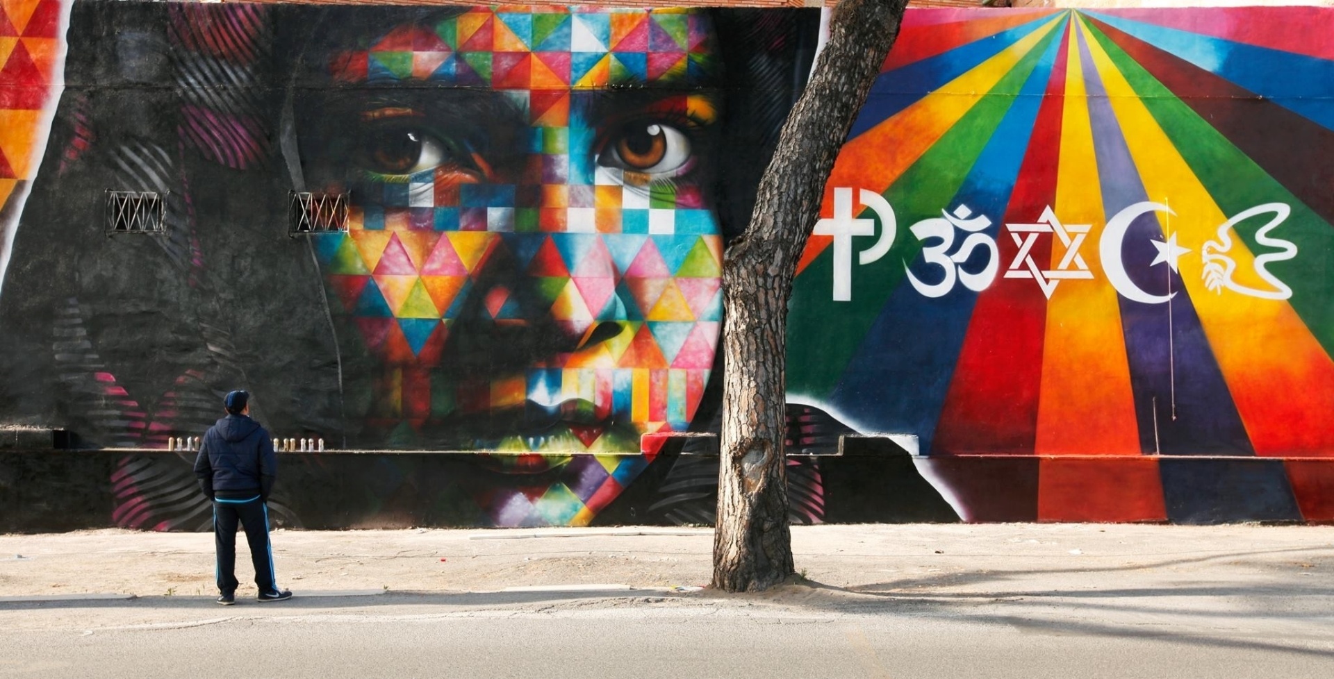 Mural "Paz" feito por Eduardo Kobra em Roma, com a figura da jovem paquistanesa Malala Yousafzai, vencedora do Nobel da Paz em 2014. Na obra, a palavra "peace" (paz, em inglês) é formada por vários símbolos religiosos, como um sinal de integração e respeito às diferenças. No local, segundo Kobra, vivem (em regime de ocupação) várias famílias de imigrantes de diversos países - Arquivo Pessoal