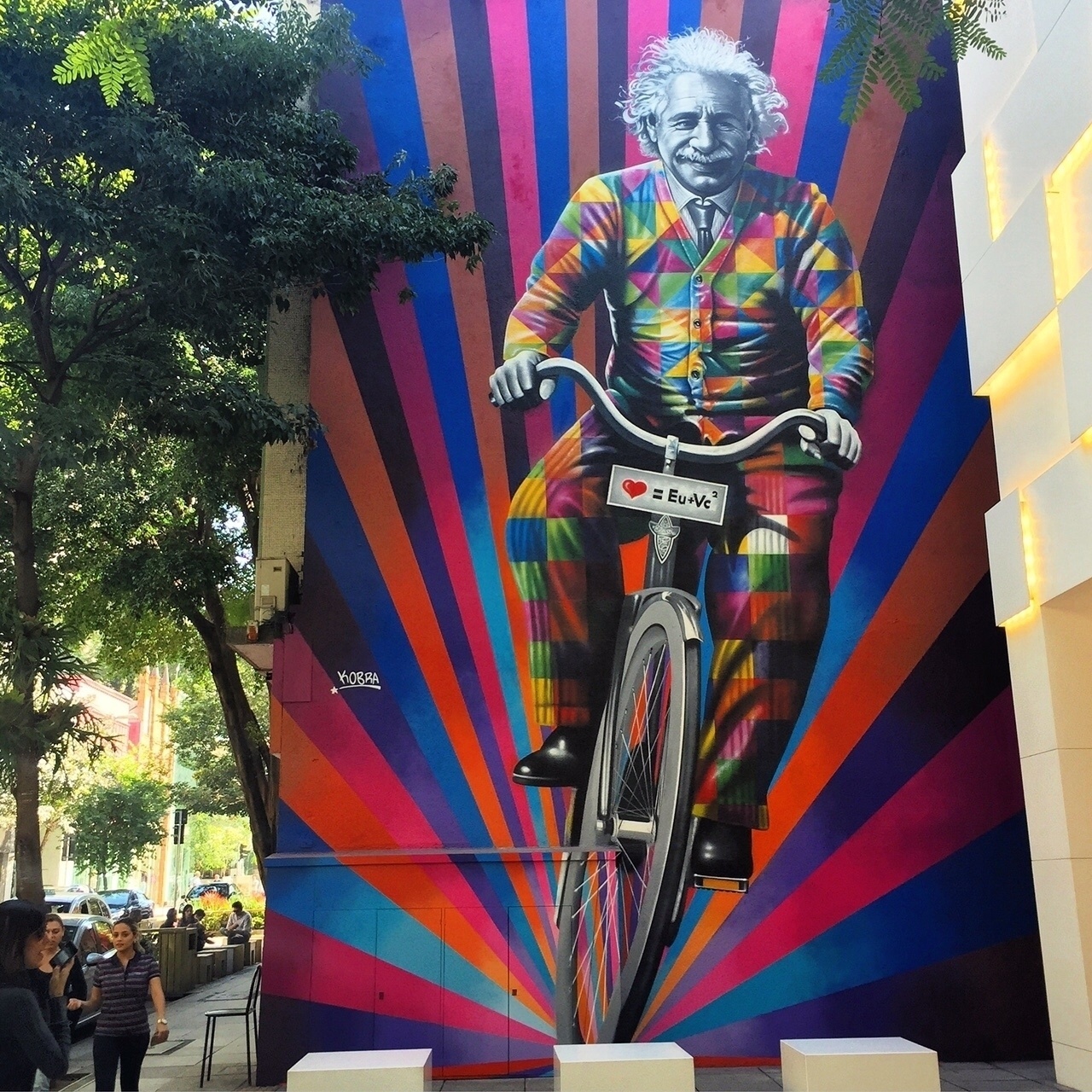 O mais novo mural grafitado pelo artista paulistano Eduardo Kobra, inaugurado em maio na Rua Oscar Freire, em São Paulo, chama-se "Genial é Andar de Bike". A obra retrata o físico alemão Albert Einstein (1879-1955) em cima de uma bicicleta e faz uma versão da famosa teoria da relatividade, E=mc², que virou <3 = Eu+Vc² - Arquivo Pessoal