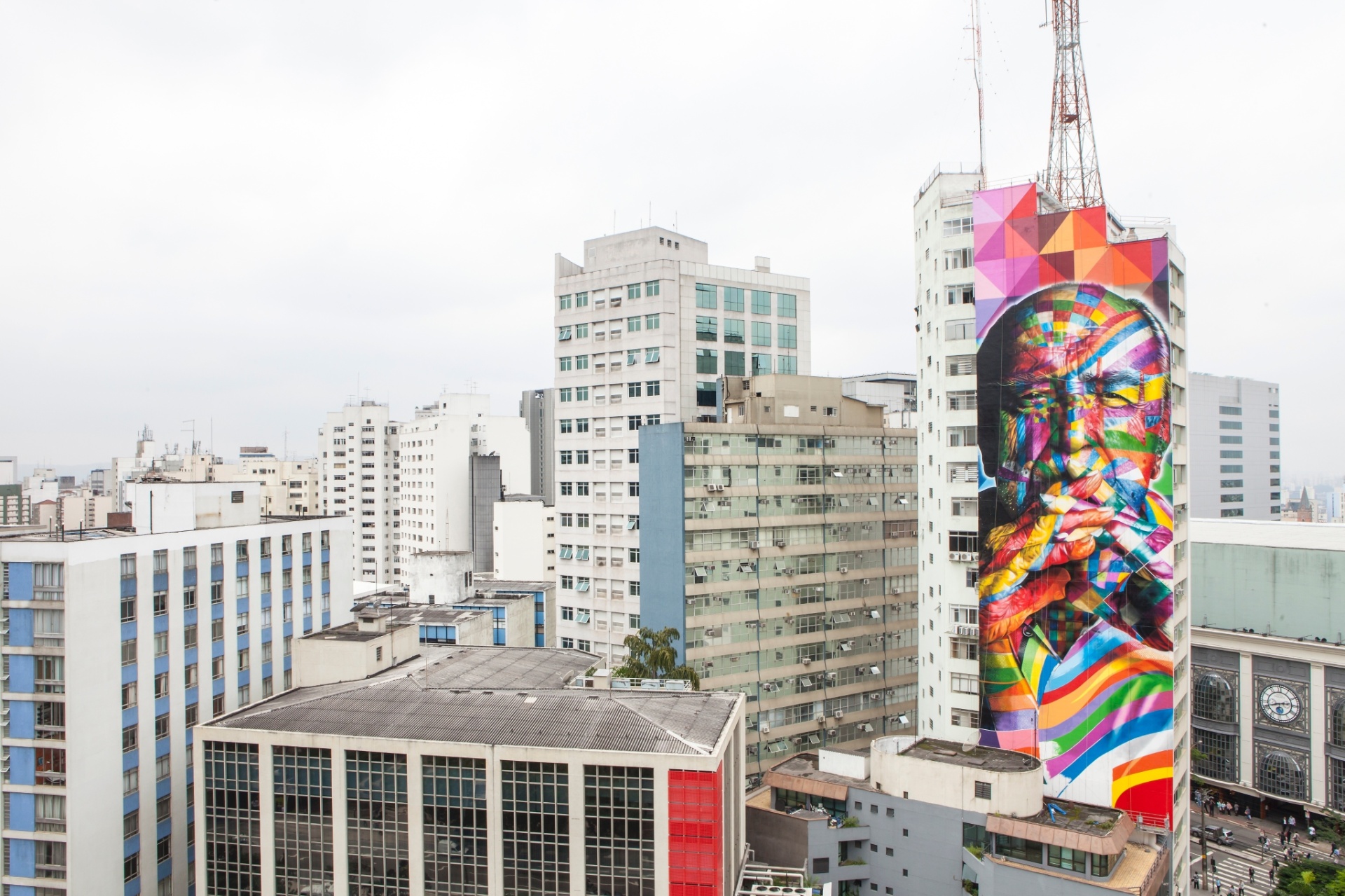 Retrato de Oscar Niemeyer (1907-2012) grafitado pelo artista urbano Eduardo Kobra em São Paulo, um ano após a morte do arquiteto. A pintura de 52 m de altura por 16 m de largura está na parede lateral do edifício Ragi, na Praça Oswaldo Cruz, próximo ao início da Avenida Paulista. Atualmente, Kobra tem cerca de 30 murais espalhados pela cidade de São Paulo. Muitos outros já feitos pelo artista foram apagados ao longo dos anos - Arquivo Pessoal