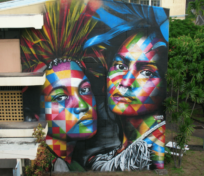 Mural "Nativas", recém-grafitado pelo brasileiro Eduardo Kobra no Taiti - Arquivo Pessoal