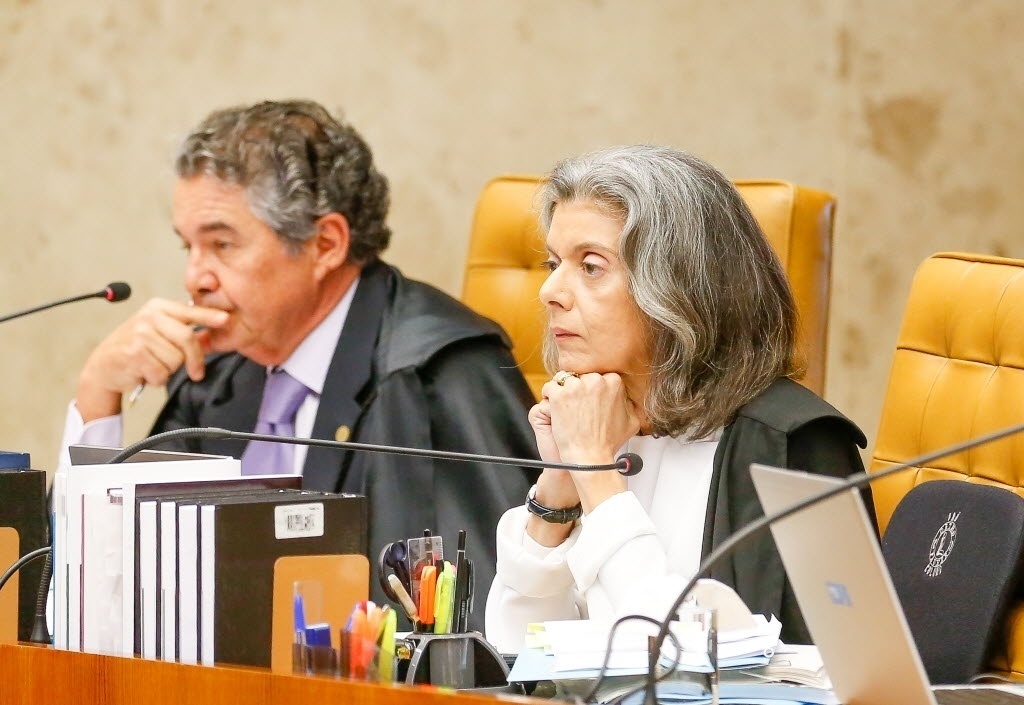 10.jun.2015 - A ministra Carmen Lucia ao lado do ministro Marco Aurelio Mello durante sessão plenária do STF (Supremo Tribunal Federal) que julga ação sobre a liberação ou não de biografias não autorizadas - Pedro Ladeira/Folhapress