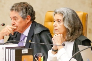 10.jun.2015 - A ministra Carmen Lucia ao lado do ministro Marco Aurelio Mello durante sessão plenária do STF (Supremo Tribunal Federal) que julga ação sobre a liberação ou não de biografias não autorizadas - Pedro Ladeira/Folhapress