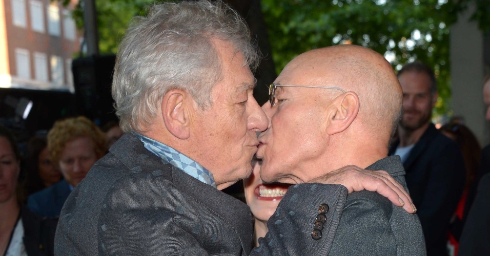 Atores Patrick Stewart e Ian McKellen se beijam em estreia de filme