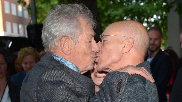 10.jun.2015 - Amigos de longa data, os atores Patrick Stewart e Ian McKellen se beijaram na estreia do filme 'Sr. Holmes' - Stuart C. Wilson/Getty Images  - Stuart C. Wilson/Getty Images 