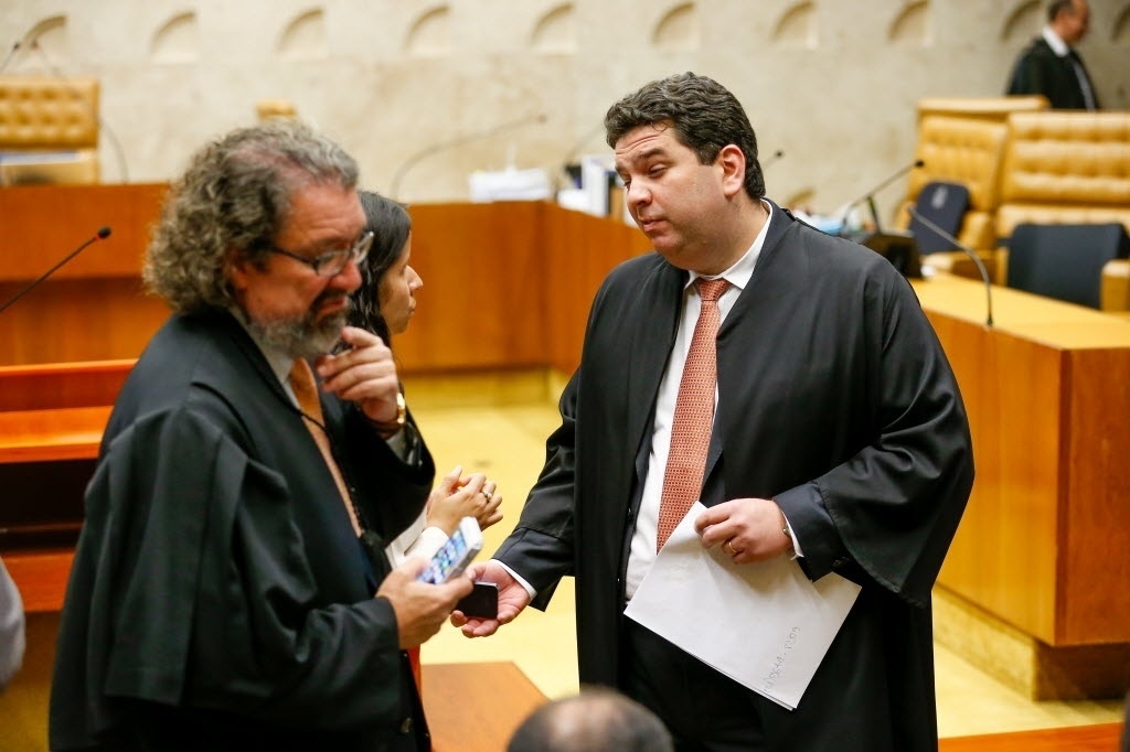 10.jun.2015 - O advogado Antonio Carlos de Almeida Castro, o Kakay, defensor do músico Roberto Carlos, ao lado do advogado Gustavo Binenbojm, da Anel, durante sessão plenária do STF (Supremo Tribunal Federal) que julga ação sobre a liberação ou não de biografias não autorizadas - Pedro Ladeira/Folhapress