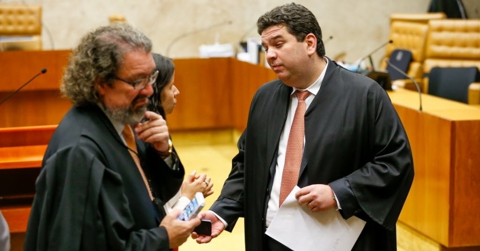 10jun2015   o advogado antonio carlos de almeida castro o kakay defensor do musico roberto carlos ao lado do advogado gustavo binenbojm da anel durante sessao plenaria do stf supremo 1433967596547_956x500