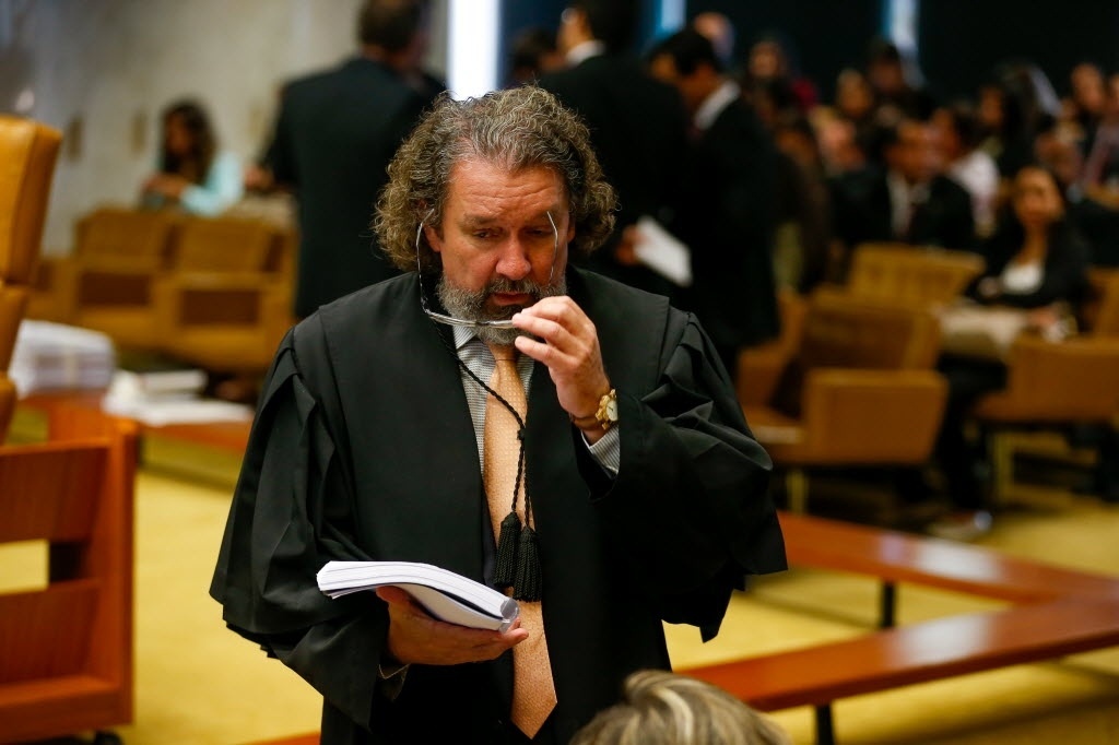 10.jun.2015 - O advogado Antonio Carlos de Almeida Castro, o Kakay, defensor do músico Roberto Carlos, durante sessão plenária do STF (Supremo Tribunal Federal) que julga ação sobre a liberação ou não de biografias não autorizadas - Pedro Ladeira/Folhapress