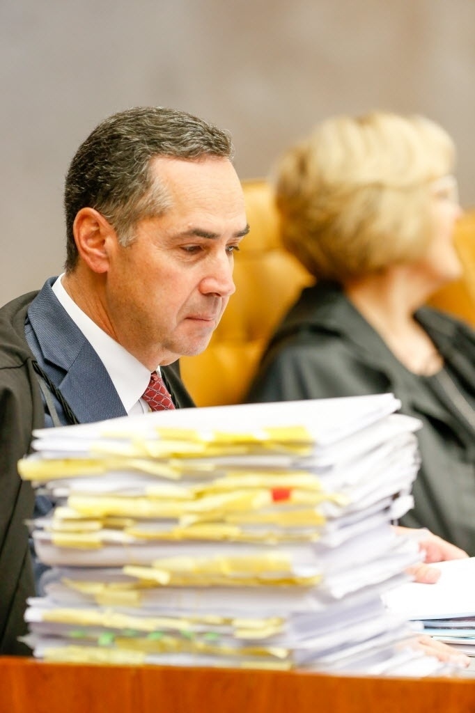10.jun.2015 - O ministro Luis Roberto Barroso durante sessão plenária do STF (Supremo Tribunal Federal) que julga ação sobre a liberação ou não de biografias não autorizadas - Pedro Ladeira/Folhapress