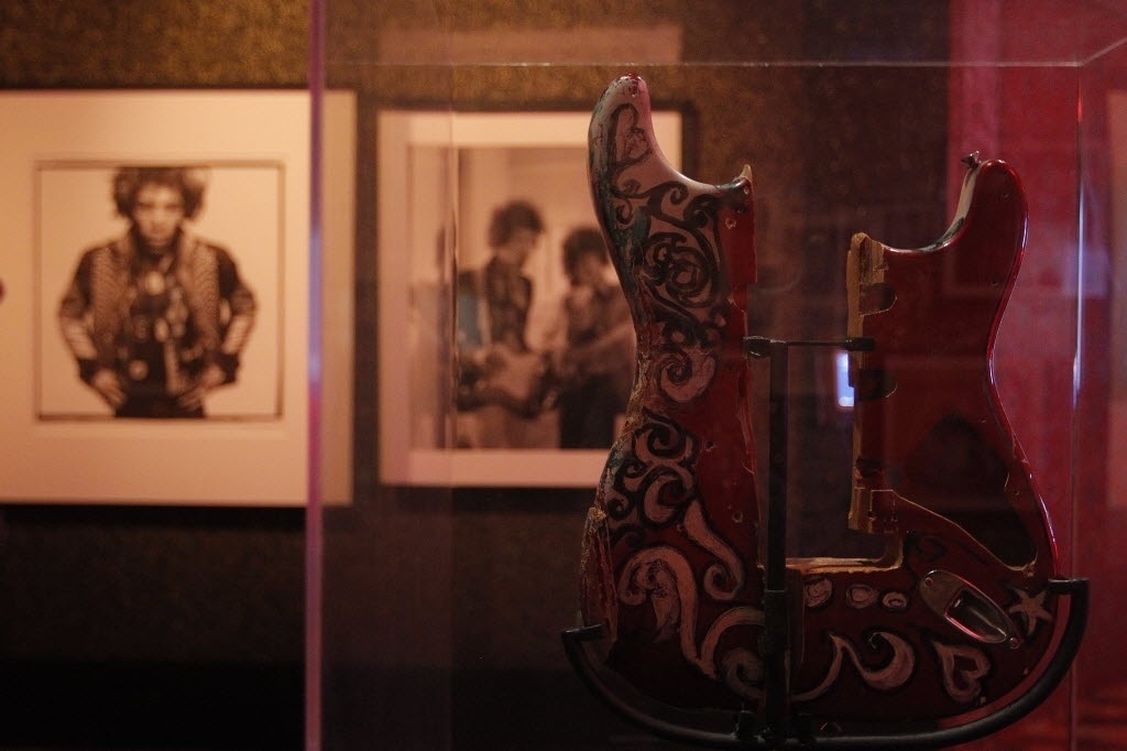 9.jun.2015 - A mostra "Hear My Train Comin Hendrix Hits London", em cartaz no Shopping JK Iguatemi, em São Paulo, chega apresentando peças da carreira do músico durante nove meses, entre 1966 e 1967, época em que estourou no mundo da música - Reinaldo Canato/UOL