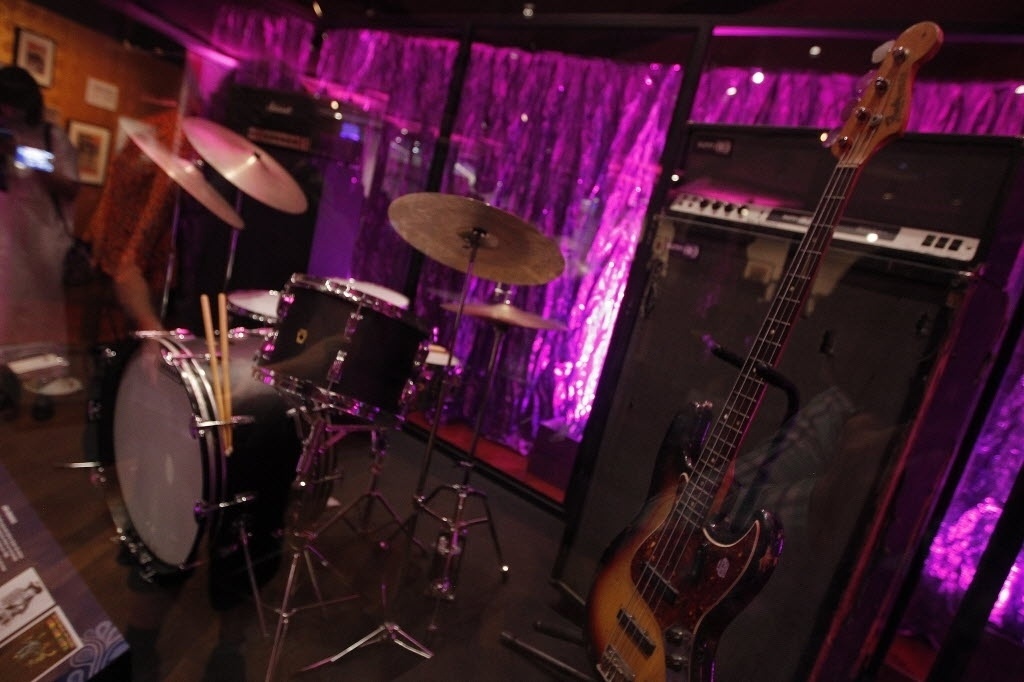 9.jun.2015 - A mostra "Hear My Train Comin Hendrix Hits London", em cartaz no Shopping JK Iguatemi, em São Paulo, chega apresentando peças da carreira do músico durante nove meses, entre 1966 e 1967, época em que estourou no mundo da música - Reinaldo Canato/UOL