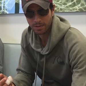 9.jun.2015 - Enrique Iglesias publica foto após cirurgia nas mãos - Reprodução/Facebook