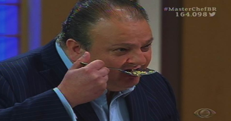 9.jun.2015 -Erick Jacquin "come" pedaço de forma esquecida por participante do "MasterChef" na sobremesa