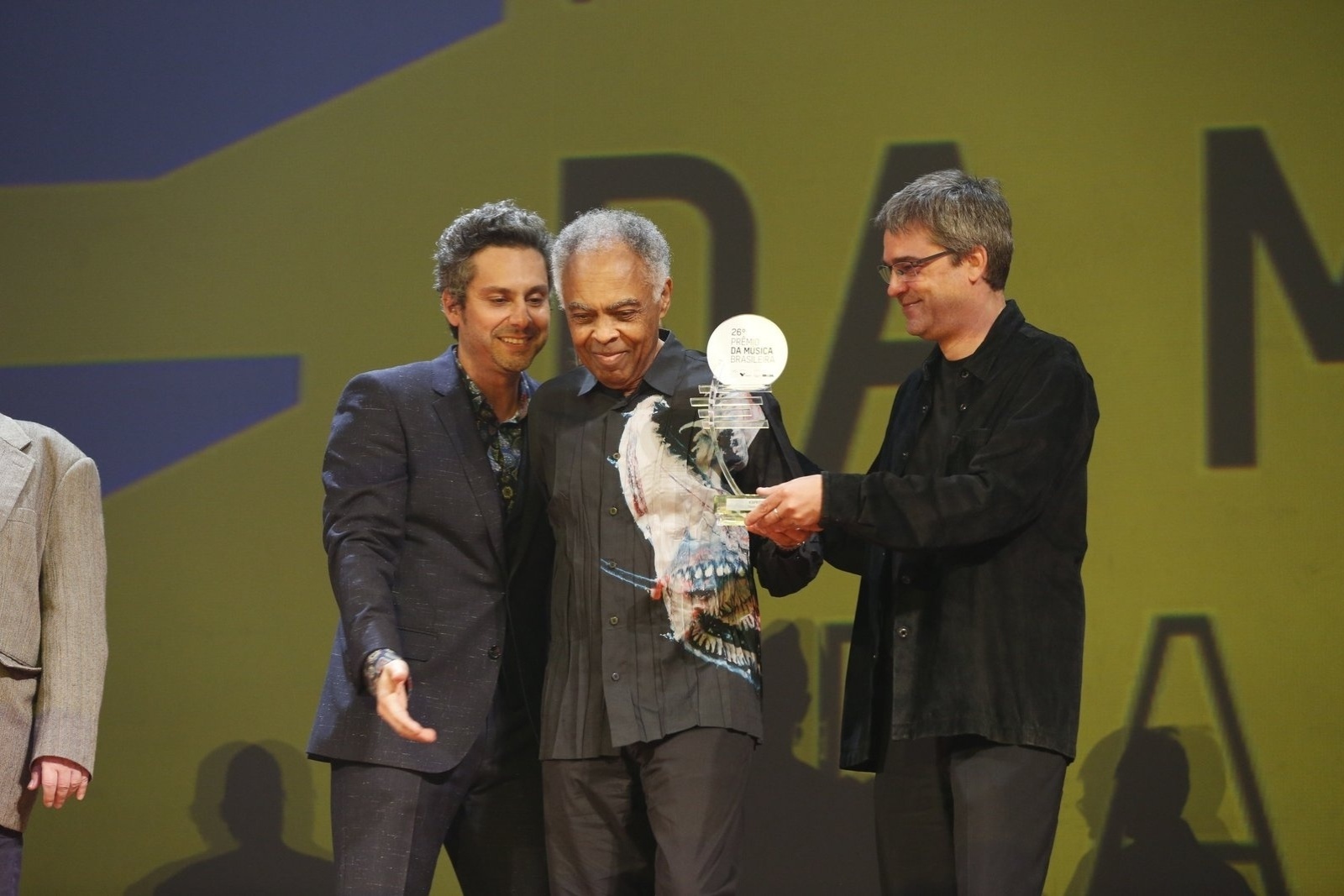 Junto com o ator Alexandre Nero (à esq.), o cantor Gilberto Gil recebe troféu no Prêmio da Música Brasileira - AgNews