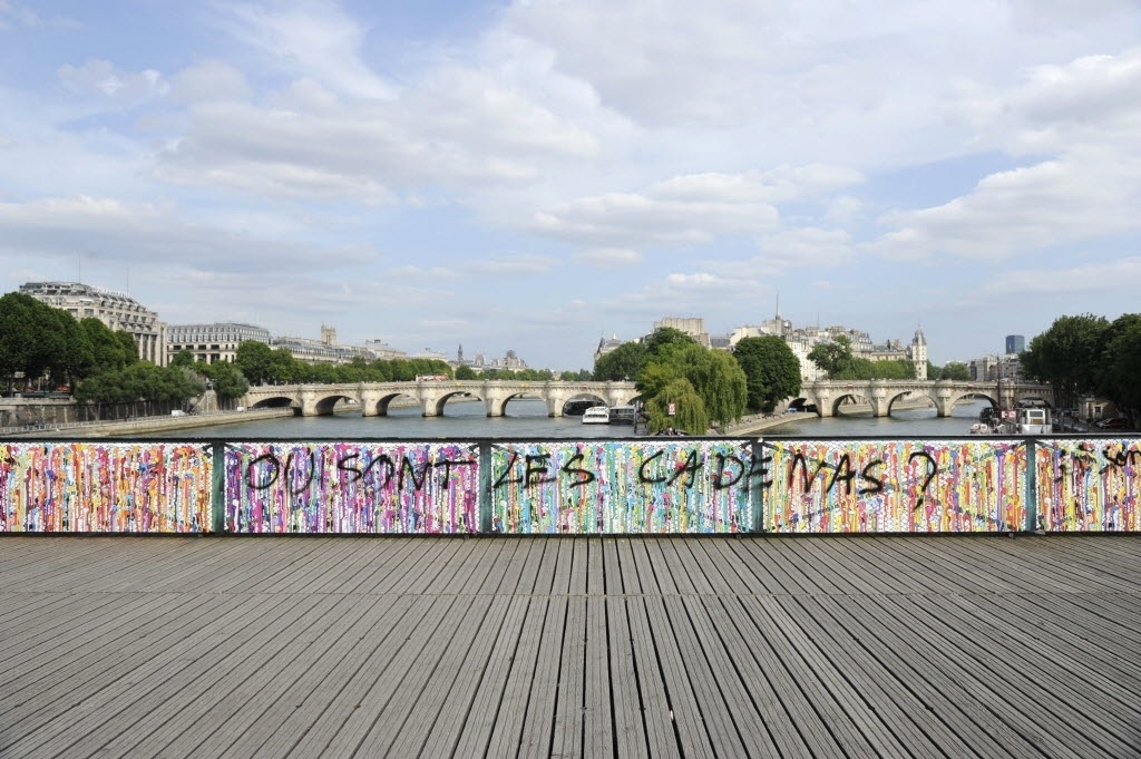 Pixação pergunta: "Onde estão os cadeados?"; painéis foram instalados na famosa Pont des Arts de Paris, em Paris - Thomas Olivia/AFP PhotoPi