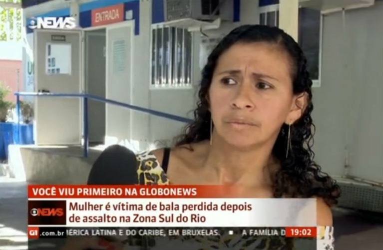 11.jun,2015 - Uma bala perdida interrompeu a gravação de uma reportagem da Globo News, assustou a jornalista e feriu uma mulher nesta quarta-feira (10), durante a tentativa de um assalto em Botafogo, bairro localizado na zona Sul do Rio de Janeiro