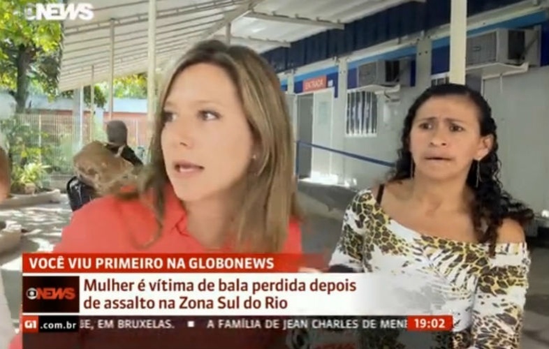 Tiro interrompe entrevista, assusta repórter e atinge pedestre no Rio