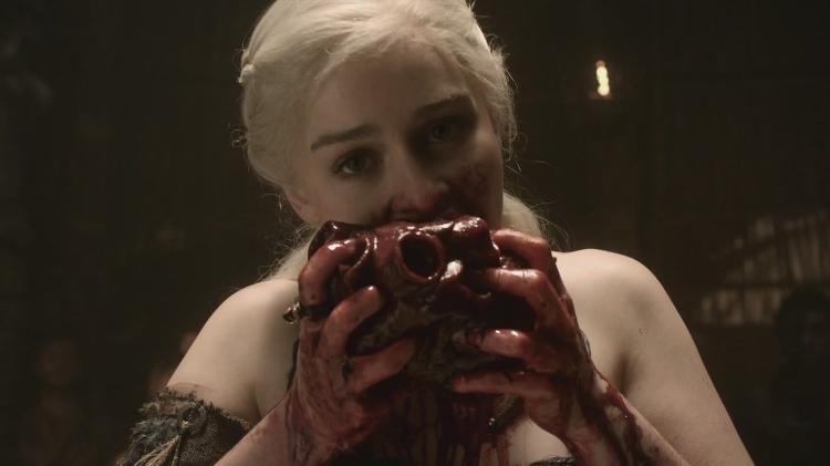 Daenerys come coração de cavalo em "Game of Thrones" - Reprodução/HBO - Reprodução/HBO