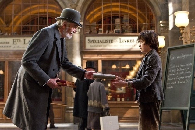 Christopher Lee e Asa Butterfield em "A Invenção de Hugo Cabret" (2011) - Divulgação
