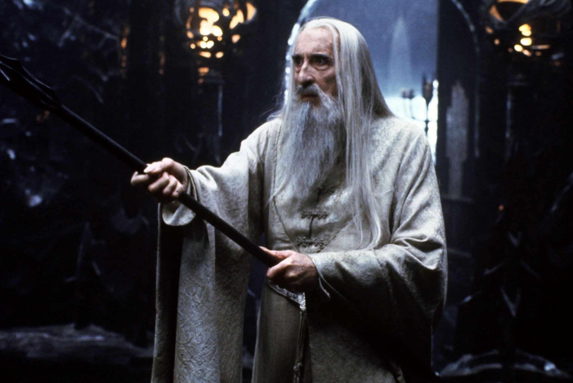 O ator britânico Christopher Lee, caracterizado como o personagem Saruman, em cena do filme "O Senhor dos Anéis" (2001), dirigido pelo cineasta neozelandês Peter Jackson - Divulgação