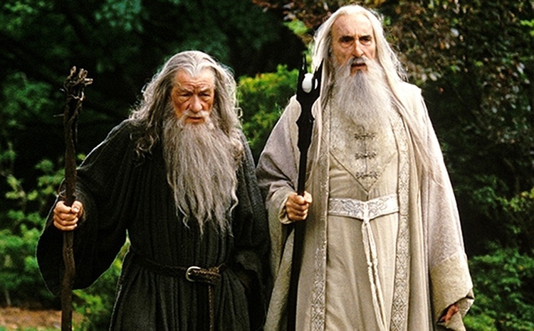 Ian McKellen e Christopher Lee, respectivamente Gandalf e Saruman, em cena de "O Senhor dos Anéis: A Sociedade do Anel" (2001) - Reprodução