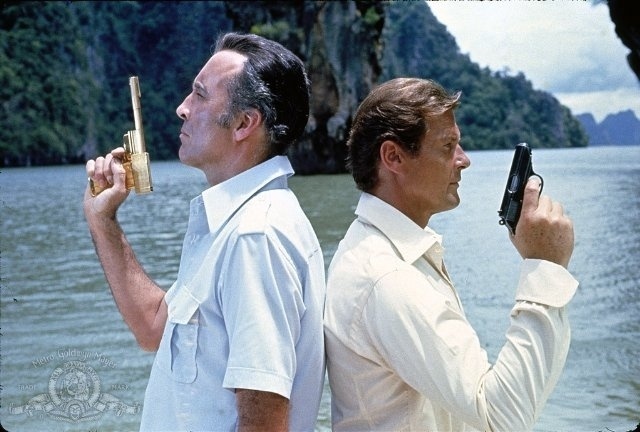 Christopher Lee e Roger Moore em "007 Contra o Homem com a Pistola de Ouro" (1974) - Reprodução