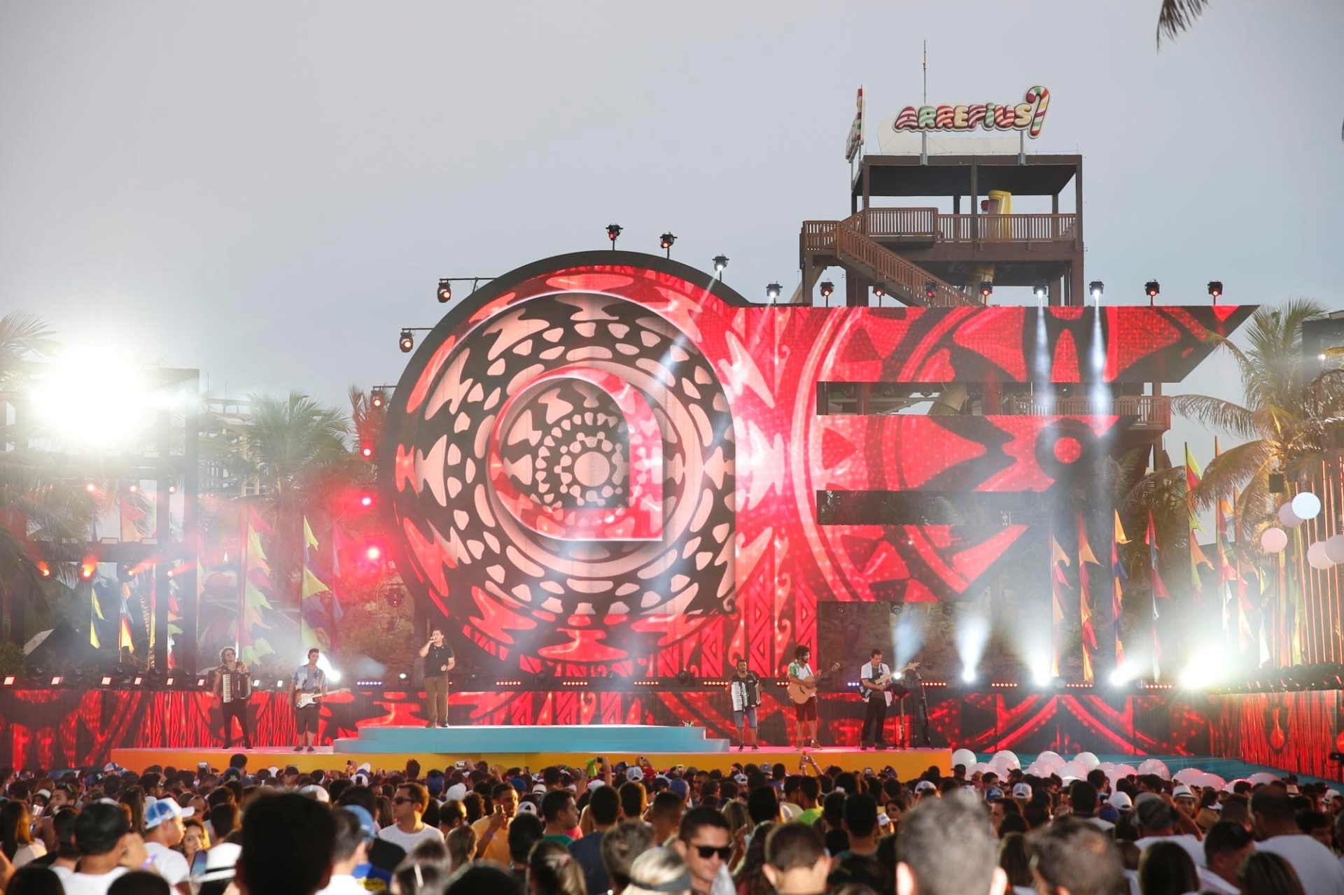 11.jun.2015 - Solange Almeida e Xand se apresentam com os Aviões no Forró na gravação do DVD no Beach Park, em Fortaleza, capital do Ceará, nesta quinta-feira - Felipe Panfili/AgNews