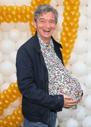 12.jun.2015 - Pai de primeira viagem, Serginho faz graça improvisando uma barriga de "grávido"