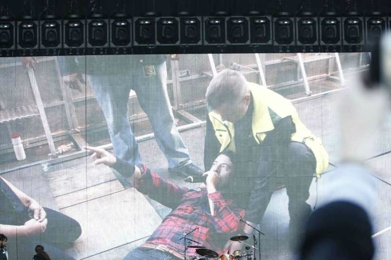 Dave Grohl canta e toca guitarra com perna quebrada após cair do palco, durante show do Foo Fighters na Suécia - Reddit