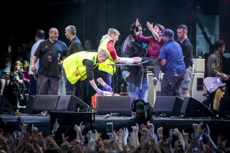 Dave Grohl canta e toca guitarra com perna quebrada após cair do palco, durante show do Foo Fighters na Suécia - Reddit