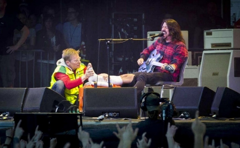 Dave Grohl canta e toca guitarra com perna quebrada após cair do palco, durante show do Foo Fighters na Suécia - Reddit