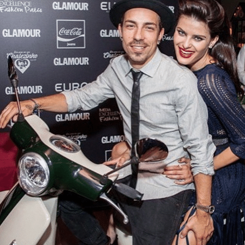 Isabeli Fontana namora com Di Ferrero há dois anos, está noiva no músico e mostrou a scooter que deu de presente para seu amor, na madrugada desta sexta-feira