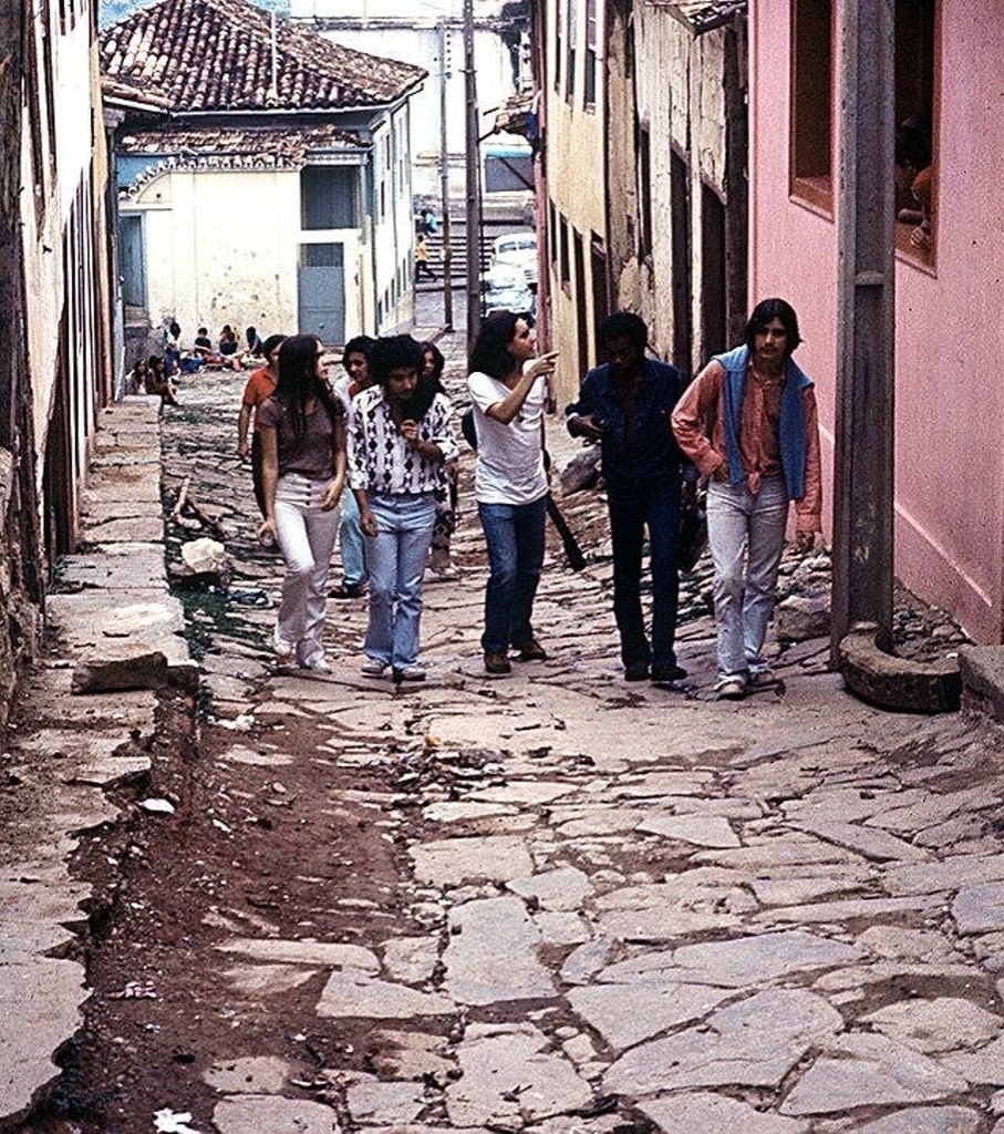 O Clube da Esquina -- formado por Márcio Borges, Fernando Brant, Milton Nascimento e Lô Borges  -- caminha por ruas de Diamantina, no interior de Minas Gerais, em foto da década de 1950 - Divulgação