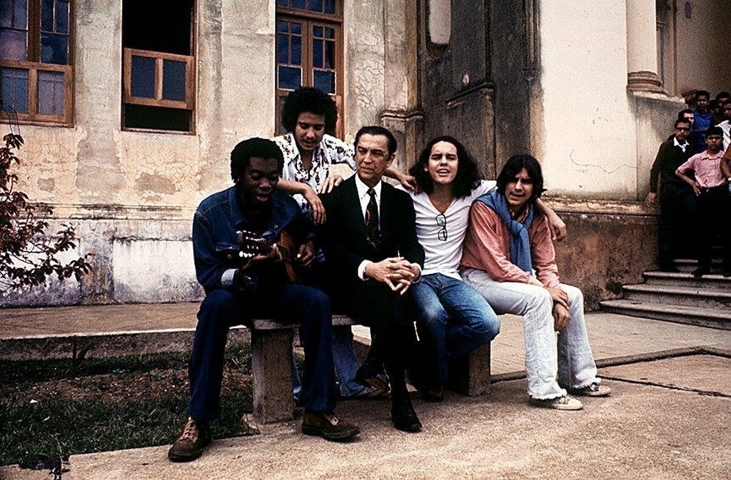 Os músicos Milton Nascimento, Márcio Borges, Fernando Brant  e Lô Borges na cidade natal do então presidente Juscelino Kubitschek, Diamantina, no interior de Minas Gerais, em foto da década de 1970 - Divulgação