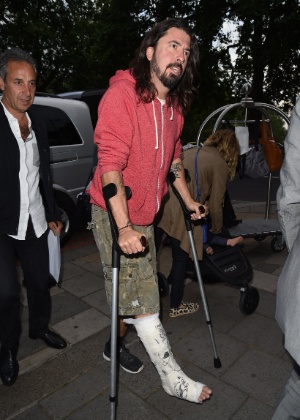 Dave Grohl perna engessada - Grosby Group - Grosby Group