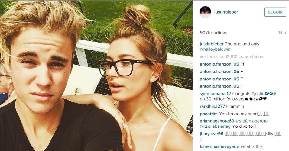 14.jun.2015 - Justin Bieber aumentou os boatos de que estaria namorando Hailey Baldwin ao postar uma selfie com a modelo