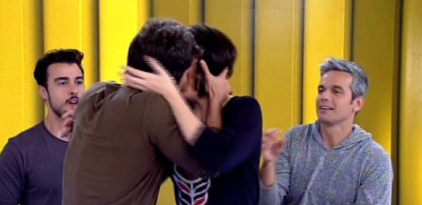 Bruno Gagliasso invade "Vídeo Show" e ensina Moniza Iozzi a dar um beijo técnico