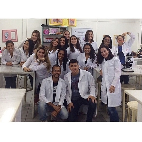 15.jun.2015 - Kelly Key posta no Instagram uma foto vestindo jaleco cercada por colegas do curso de Medicina Veterinária.