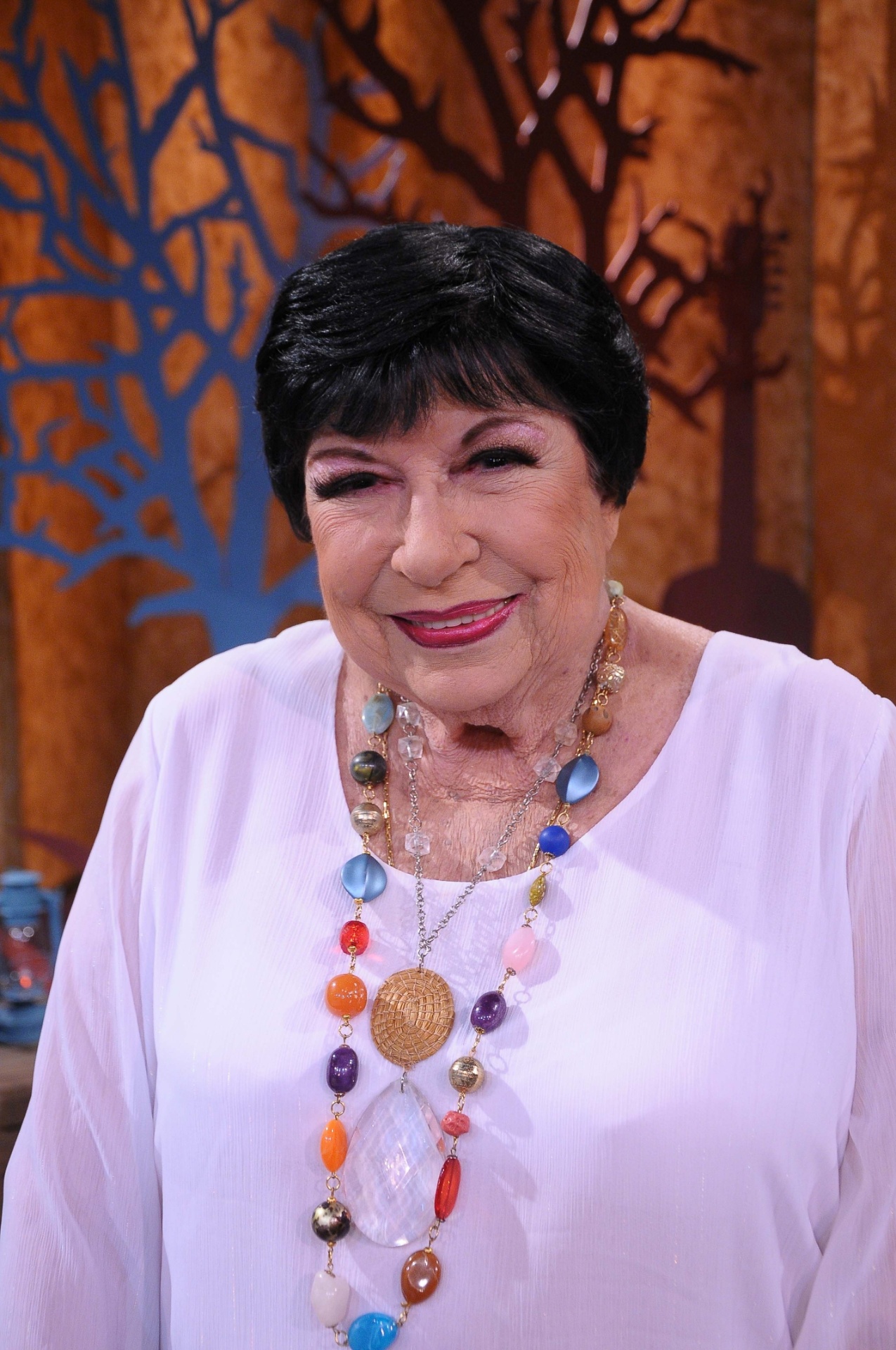 A 11ª edição da Virada Cultural começa na capital paulista em clima de festa junina, com o "Arraial da Inezita Barroso", uma homenagem à dama da música caipira (foto) que morreu em março, aos 90 anos. As 12 atrações do cancioneiro popular programadas para o evento vão se reunir no Palco República (Praça da República, s/n), a partir das 18h de sábado (20) até as 16h de domingo. Quem abre a festa é a Orquestra Paulistana de Viola Caipira - Jair Magri