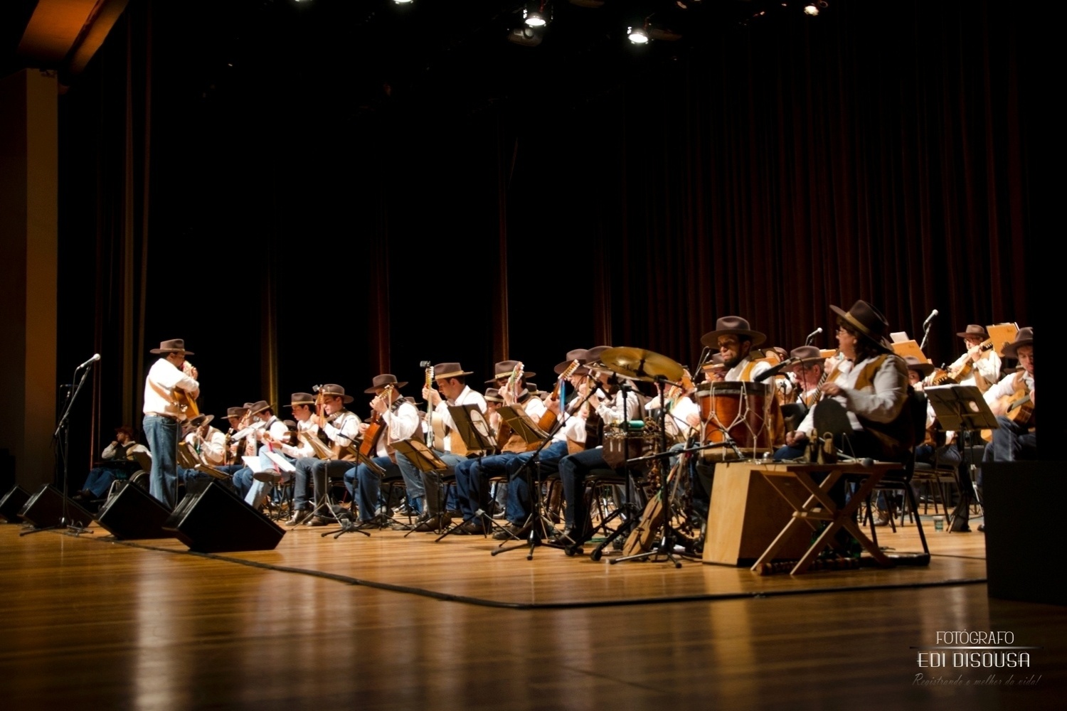 A 11ª edição da Virada Cultural começa na capital paulista em clima de festa junina, com o "Arraial da Inezita Barroso", uma homenagem à dama da música caipira que morreu em março, aos 90 anos. As 12 atrações do cancioneiro popular programadas para o evento vão se reunir no Palco República (Praça da República, s/n), a partir das 18h de sábado (20) até as 16h de domingo. Quem abre a festa é a Orquestra Paulistana de Viola Caipira (foto) - Edi Disousa
