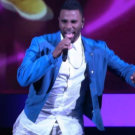 Jason Derulo aparece para cantar ao vivo na conferência do "Just Dance 2016" - Reprodução - Reprodução