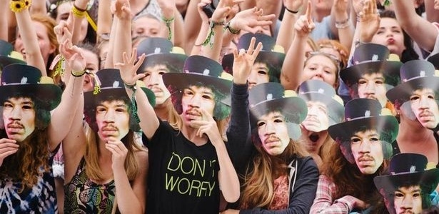 Público usa máscaras de Jimi Hendrix no Festival da Ilha de Wight, na Inglaterra - Twitter/Festival da Ilha de Wight/Reprodução