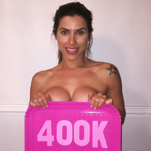 15.jun.2015 - Ana Paula Minerato faz topless para comemorar a marca de 400 mil seguidores em sua conta do Instagram na noite desta segunda-feira