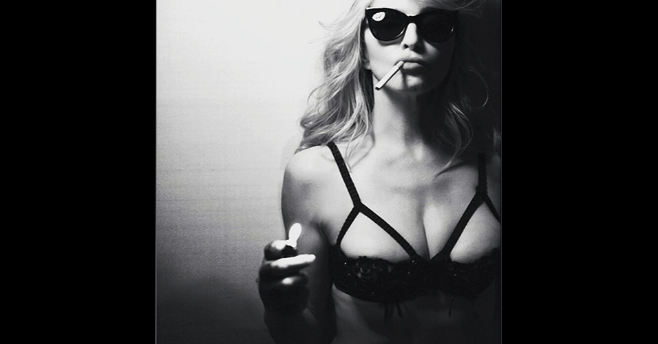 16.jun.2015 - Madonna exibe foto bem sensual, usando só sutiã, em sua conta do Instagram, na madrugada desta terça-feira
