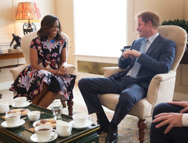 Michelle Obama, primeira-dama dos Estados Unidos, toma chá com o Príncipe Harry no palácio de Kensington, na Inglaterra