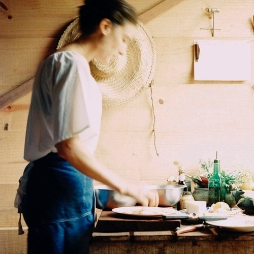 A foto tirada pelo fotógrafo inglês Jason Lowe, namorado de Paola, mostra a chef de cozinha em atividade, além de ilustrar o site da "musa" do "MasterChef"