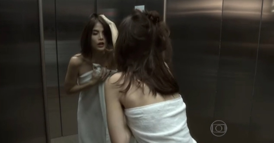 Após ser expulsa, Margot (Maria Casadevall) fica apenas de toalha no elevador do hotel