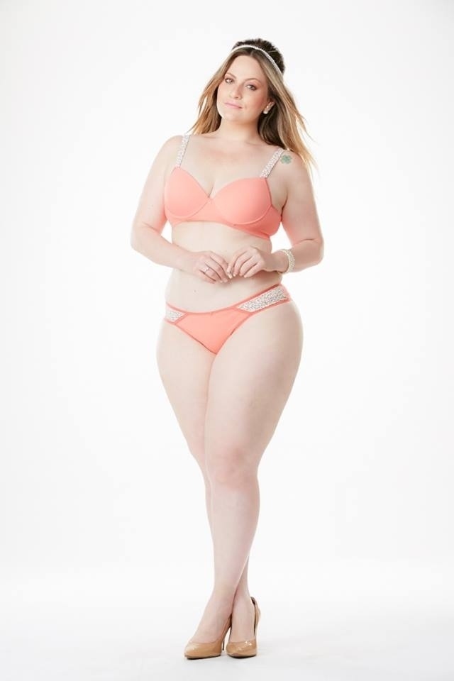 Carla Manso, Miss Plus Size São Paulo 2012 e modelo, posa para campanha após perder 10 quilos com mudanças em sua alimentação e exercícios