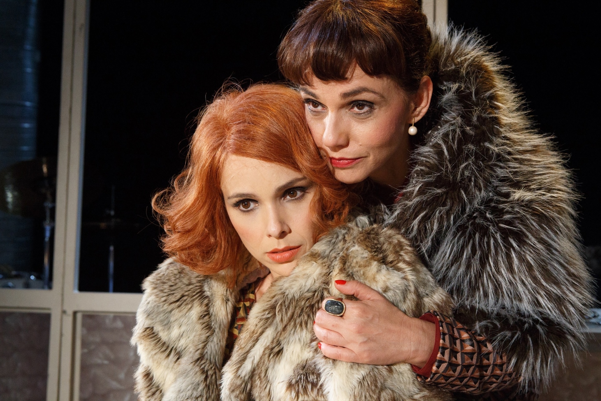 Débora Falabella e Yara de Novaes estão na peça "Contrações", sob direção de Grace Passô - Vitor Zorzal