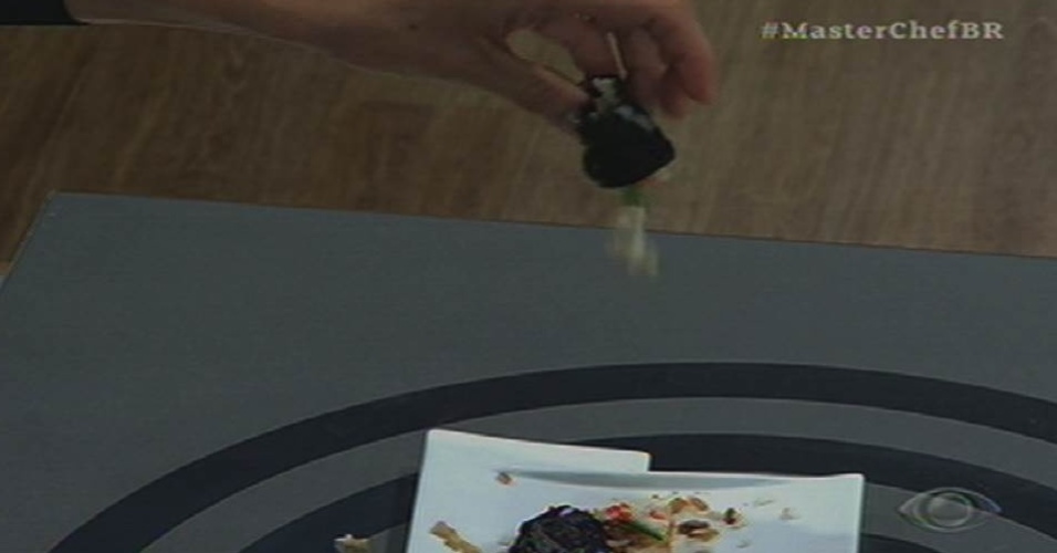 16.jun.2015 - Sushi preparado pelo participante Hamilton é destruído por Paola Carosella no "MasterChef"